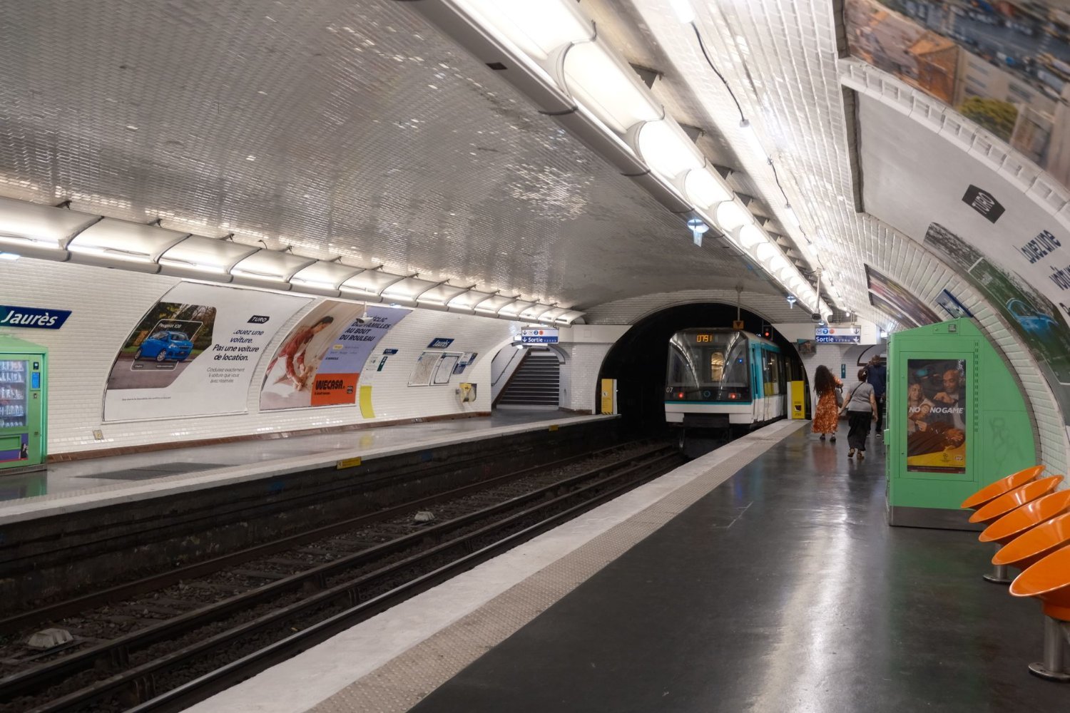 Passe de Transporte em Paris: Navigo, Bilhetes e Preços 2026 3 Trem do metrô chegando à plataforma da estação Jaurès em Paris