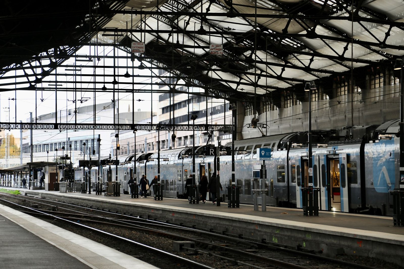 Comment se rendre au Château de Versailles depuis Paris 2 Estação de trem movimentada em Paris