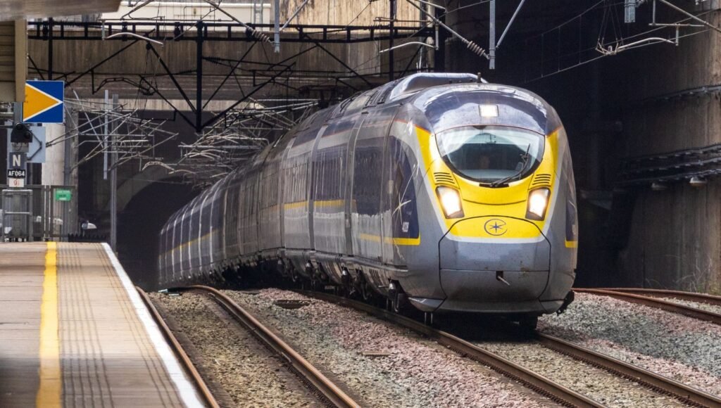 Eurostar París-Londres: Guía Completa del Tren para Viajeros 1 Trem Eurostar de alta velocidade saindo do Túnel da Mancha entre Paris e Londres