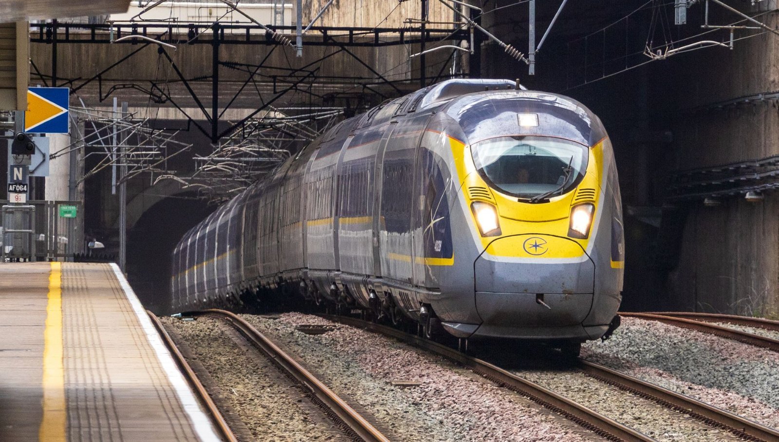 Eurostar Paris-Londres: Guia Completo do Trem para Brasileiros 1 Trem Eurostar de alta velocidade saindo do Túnel da Mancha entre Paris e Londres