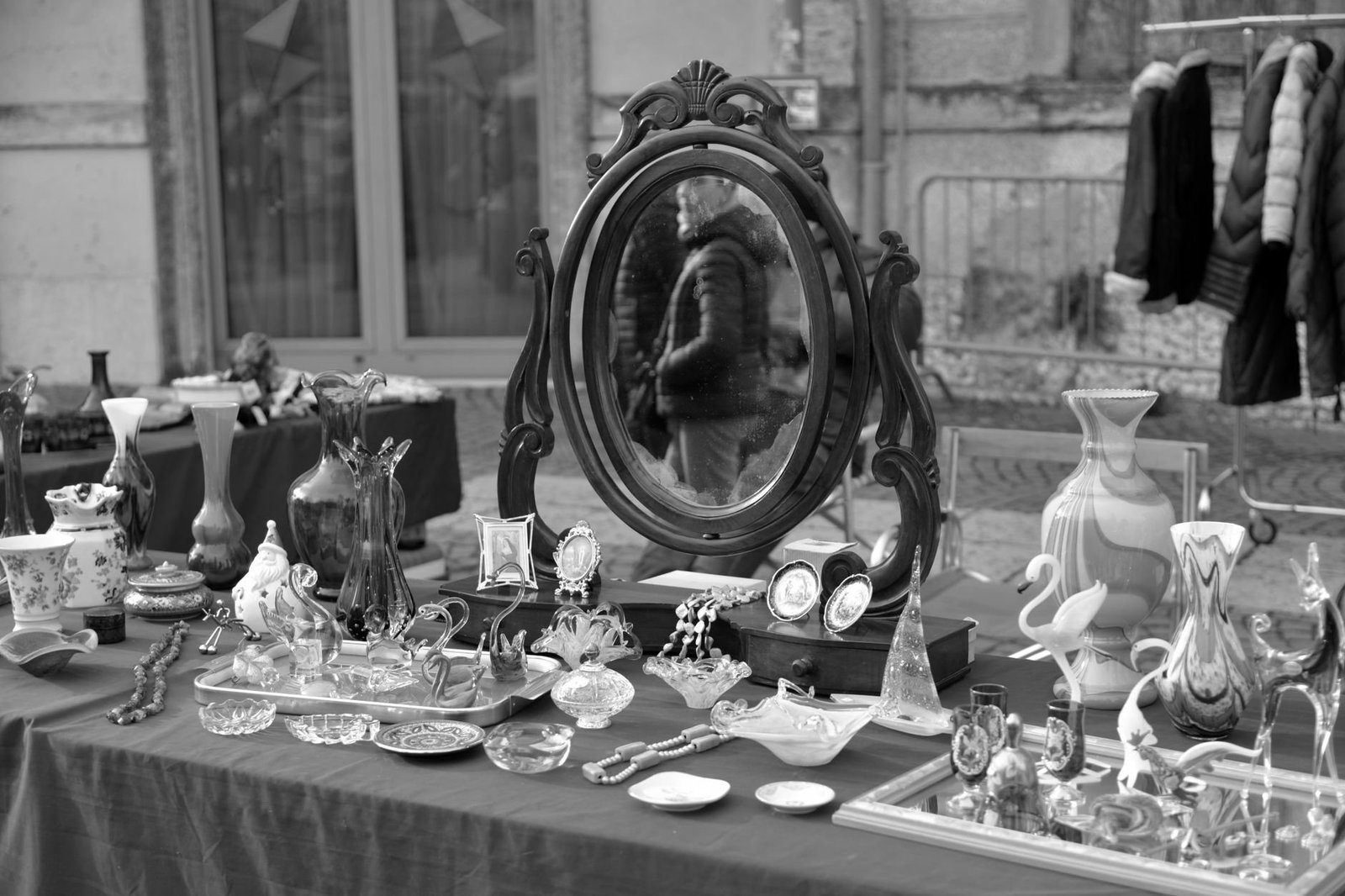 Mercado de Pulgas de Saint-Ouen: o Maior Antiquário do Mundo em Paris 2 Mercado de antiguidades ao ar livre com diversos objetos vintage em exposição