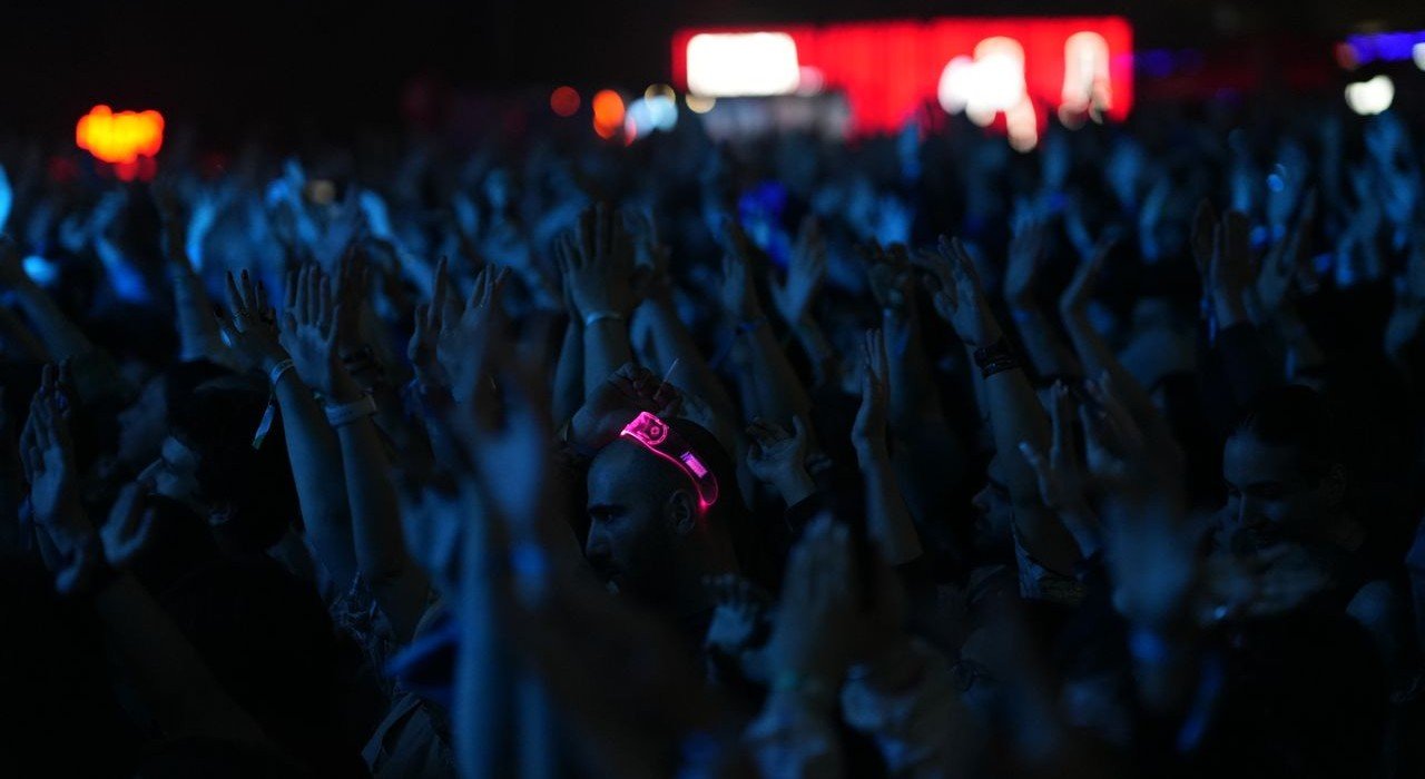 Rock en Seine 2026: Cartel, Fechas, Entradas y Cómo Llegar (Guía Completa) 3 Público animado disfrutando de un festival de música al aire libre por la noche en París