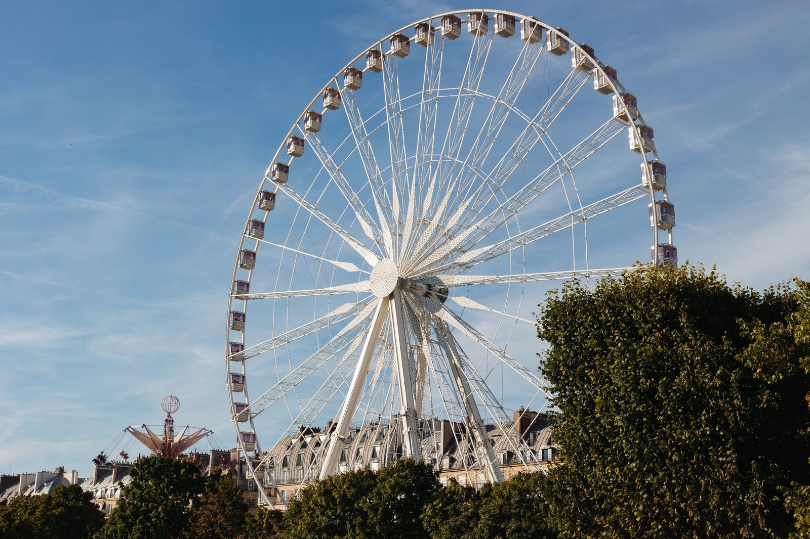 Fête des Tuileries 2026: o parque de diversões gratuito que toma conta do centro de Paris 2 Grande Roda de Paris instalada no Jardim das Tulherias em dia de céu azul