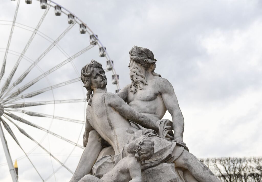 Fête des Tuileries 2026: o parque de diversões gratuito que toma conta do centro de Paris 3 Roda-gigante e esculturas no Jardim das Tulherias em Paris durante o verão