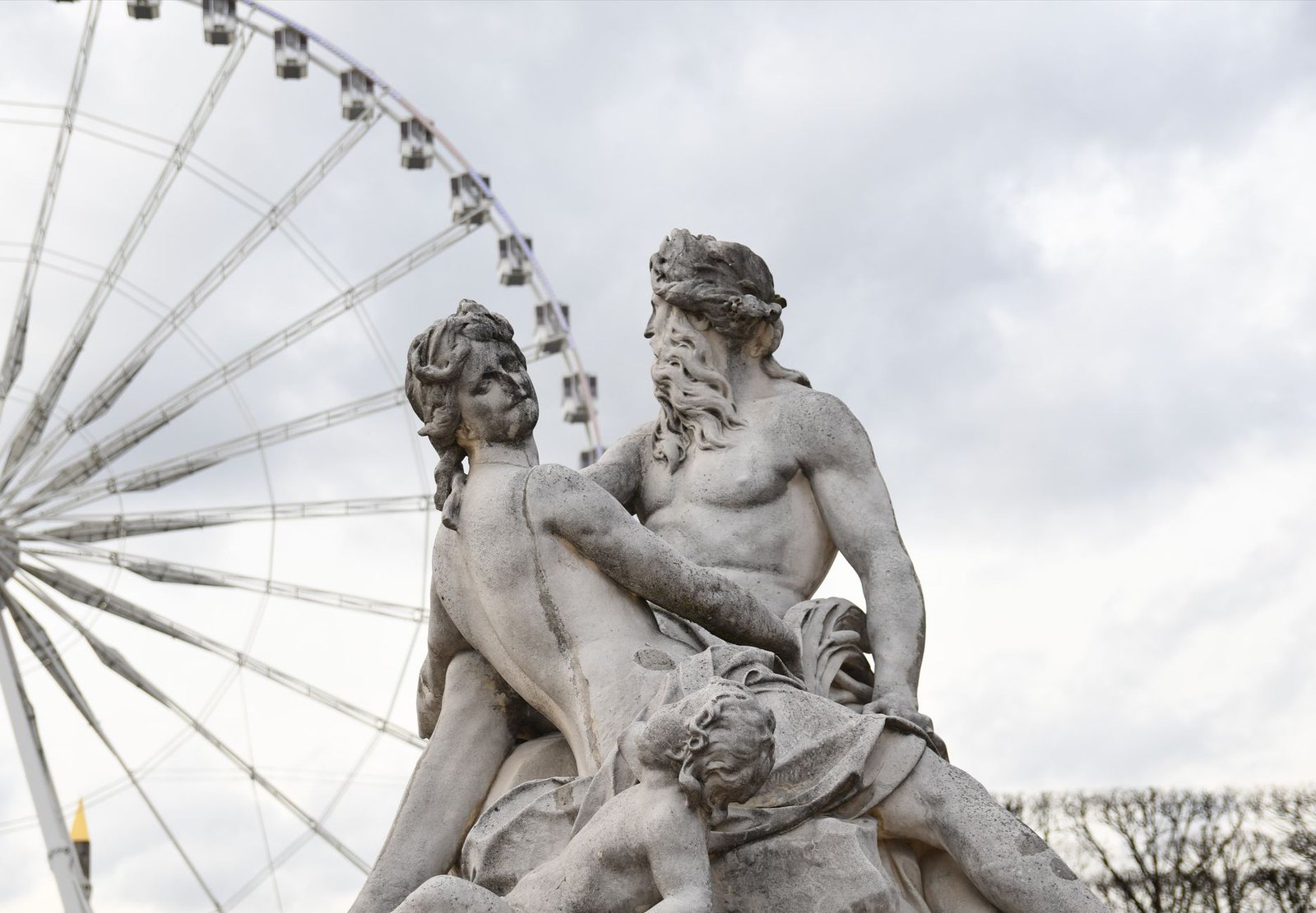 HOME 2 Roda-gigante e esculturas no Jardim das Tulherias em Paris durante o verão