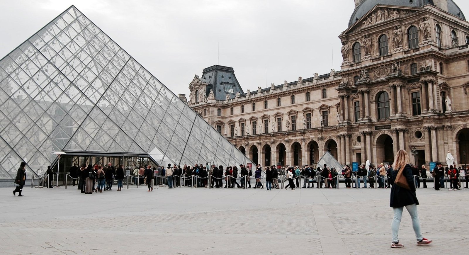 Ingressos do Louvre 2026: Novo Preço para Brasileiros e Como Comprar Sem Pagar Mais Caro 1 Fila de turistas na entrada da Pirâmide do Louvre