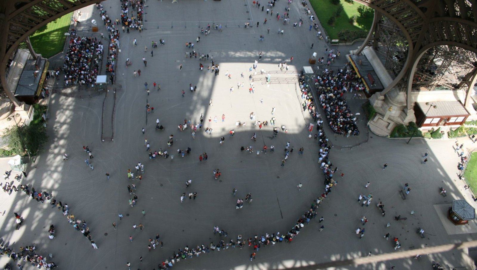 Cómo Evitar la Cola en la Torre Eiffel: Guía Completa Anti-Colas 1 Fila de turistas en la base de la Torre Eiffel en París vista desde arriba