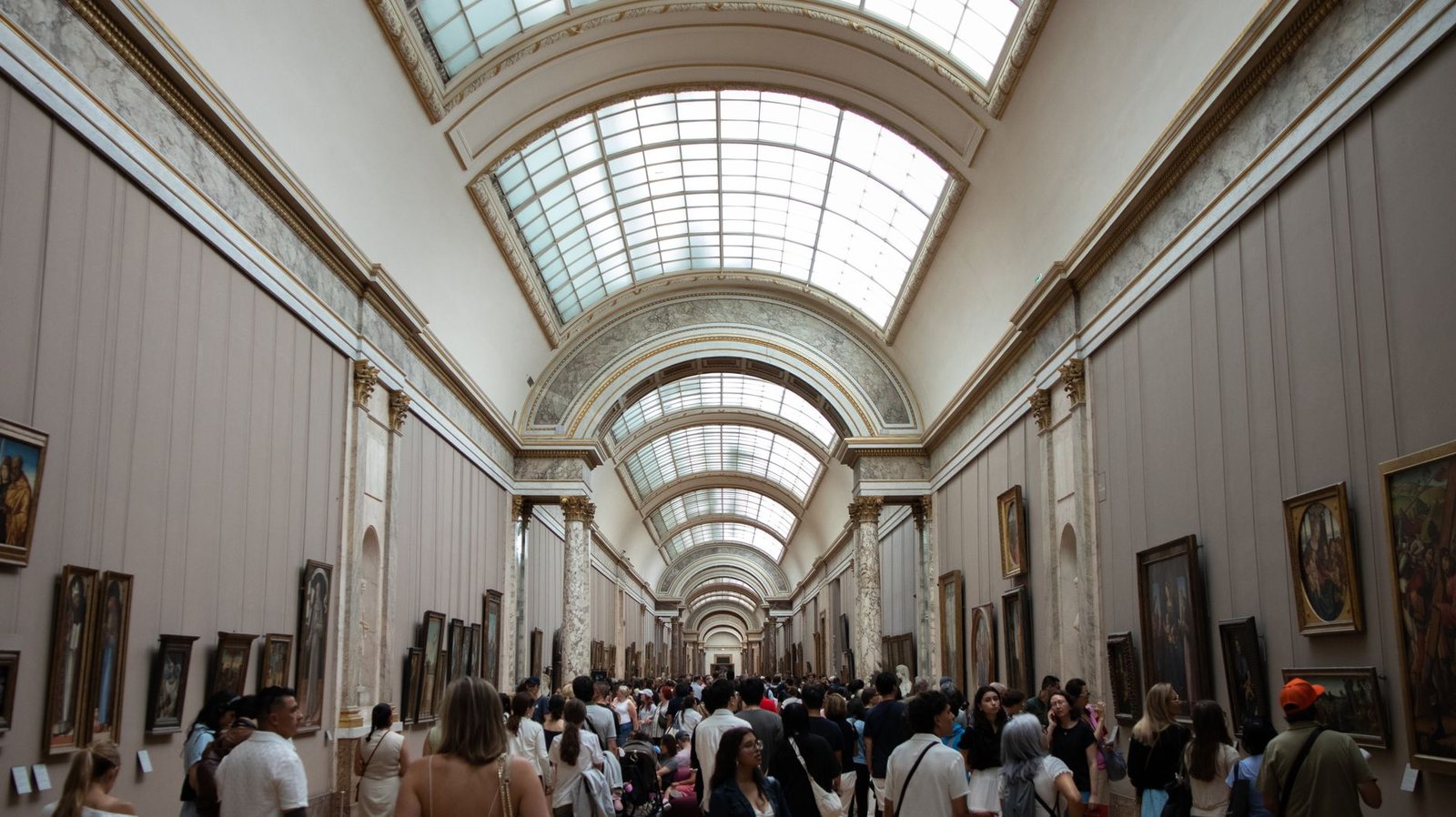 O Que Ver no Louvre em 2 Horas: Roteiro dos Destaques Sem Se Perder 3 Galeria do Louvre com visitantes admirando obras de arte