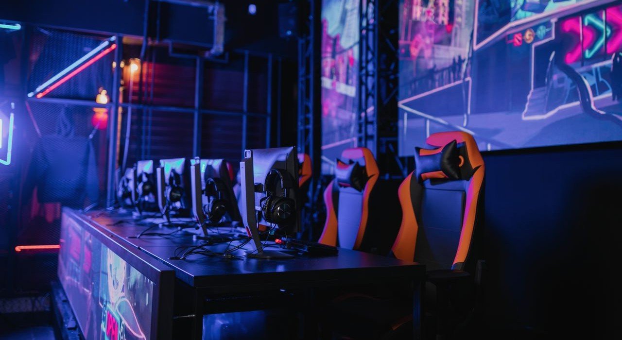 Esports World Cup París 2026: Guía Completa para Ver el Torneo de Videojuegos Más Grande del Mundo 3 Setup de gaming profesional con múltiples monitores e iluminación RGB en la Esports World Cup