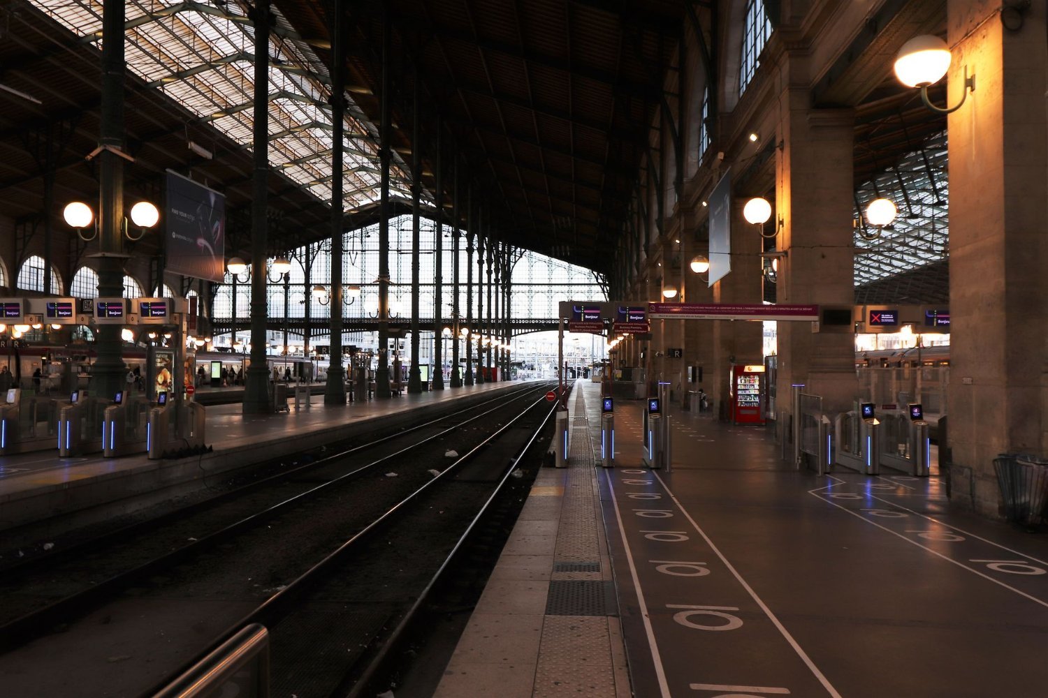 Passe de Transporte em Paris: Navigo, Bilhetes e Preços 2026 4 Interior da Gare du Nord em Paris, estação usada por trens RER e internacionais