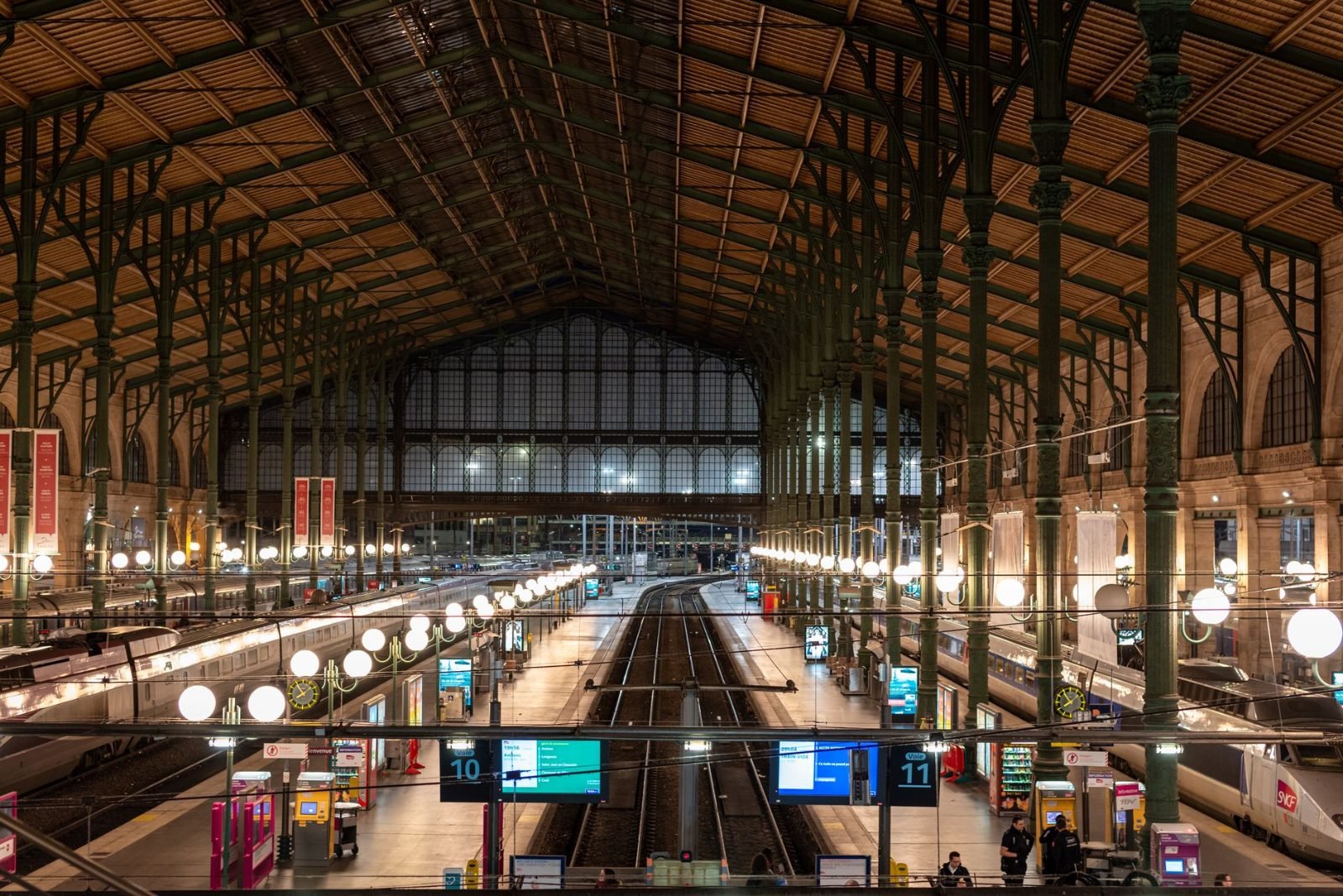 Castelo de Chantilly: Guia Completo do Bate-volta de Paris 4 Interior da Gare du Nord à noite com trilhos e arquitetura histórica — ponto de partida para Chantilly