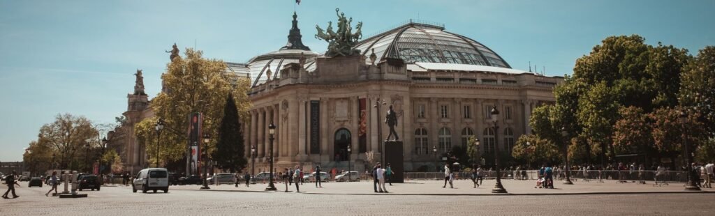 Paris 2024 Olympic Venues: What to Visit Today 6 Grand Palais de Paris em dia ensolarado, fachada com cúpula de vidro e aço