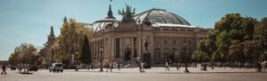 Grand Palais de Paris em dia ensolarado, fachada com cúpula de vidro e aço