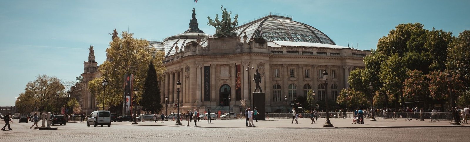 Sedes Olímpicas de Paris 2024: O Que Visitar Hoje 1 Grand Palais de Paris em dia ensolarado, fachada com cúpula de vidro e aço