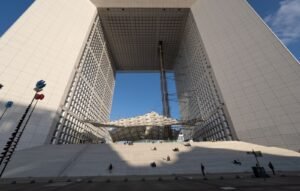 Grande Arche de la Défense vista de dia em Paris