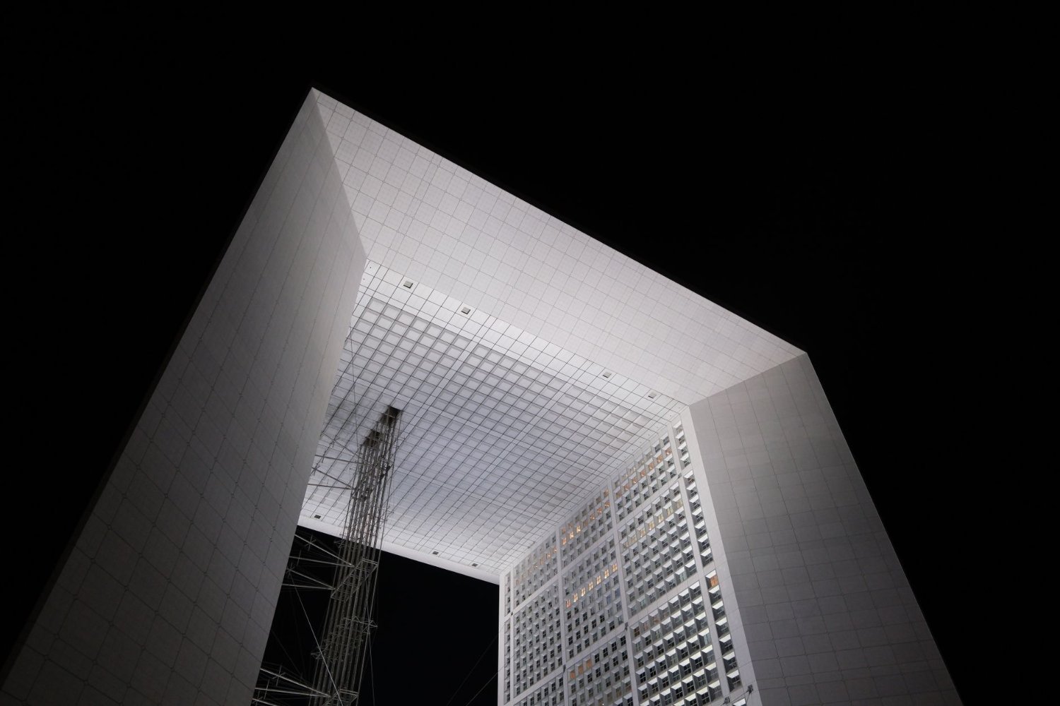 La Défense: o Bairro Moderno e Futurista de Paris 2 Grande Arche de la Défense iluminada à noite em Paris