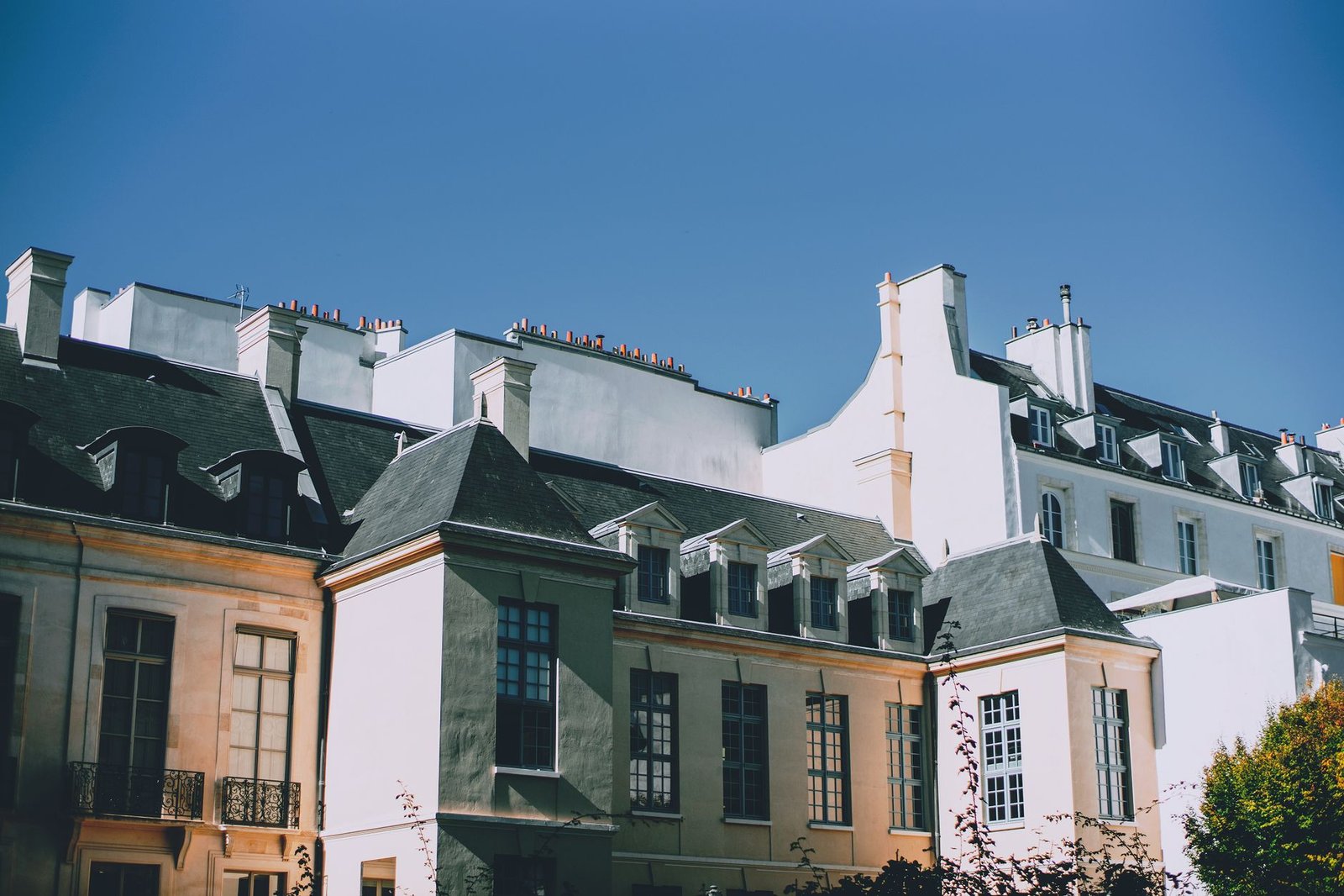 Paris Medieval: como Nasceu a Cidade na Île de la Cité 5 Detalhe de construção medieval em pedra em Paris