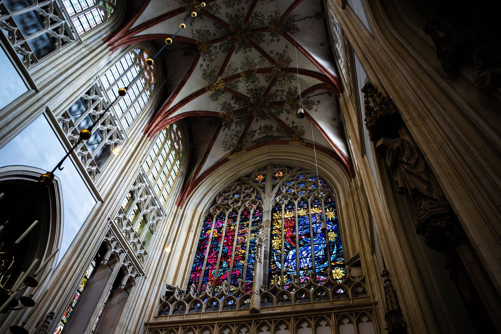 Paris Medieval: como Nasceu a Cidade na Île de la Cité 4 Vitrais coloridos de uma capela gótica, lembrando a Sainte-Chapelle em Paris
