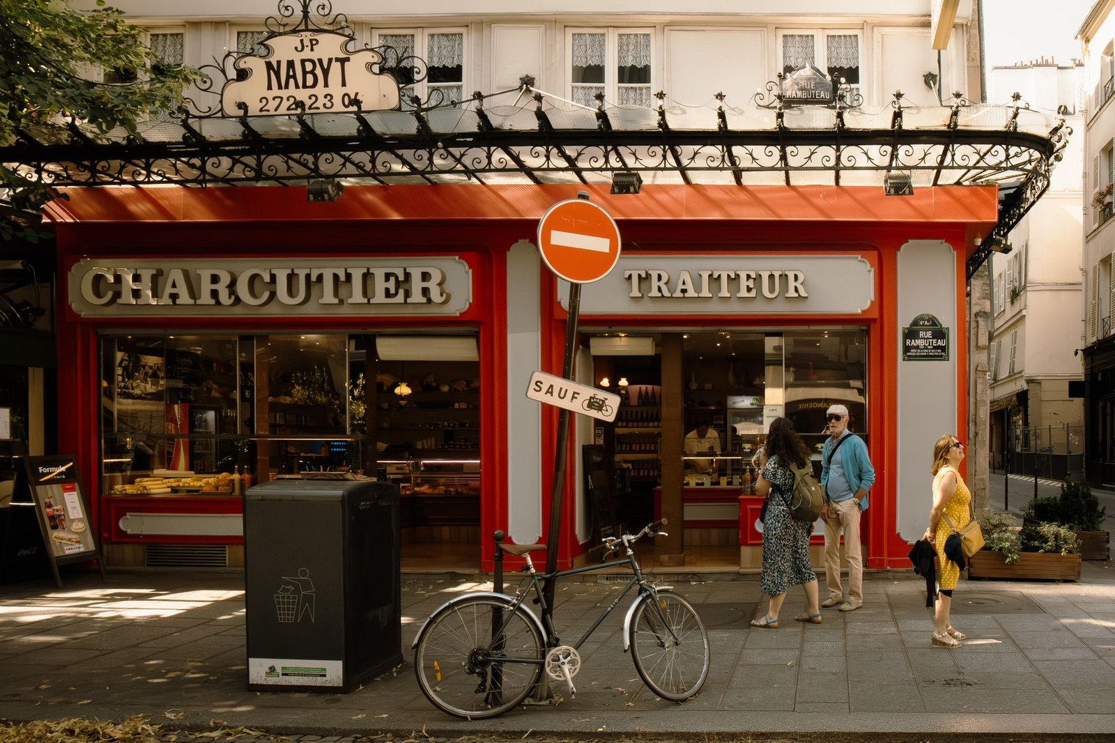Haussmann e os Boulevards: Por Que Paris Tem Essa Cara 4 Rua estreita do bairro Le Marais em Paris