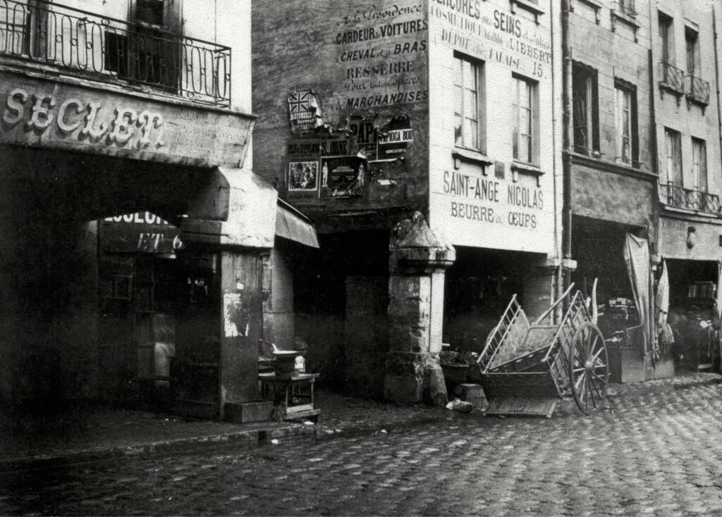 Haussmann e os Boulevards: Por Que Paris Tem Essa Cara 5 Rua medieval de Paris fotografada por Charles Marville antes da demolição