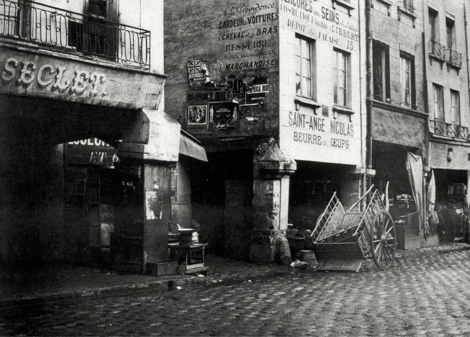 Haussmann e os Boulevards: Por Que Paris Tem Essa Cara 2 Rua medieval de Paris fotografada por Charles Marville antes da demolição