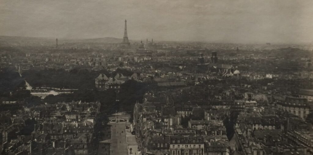 Historia de la Torre Eiffel: de la polémica a la obra más visitada del mundo 6 Vista aérea histórica de Paris com a Torre Eiffel ao centro
