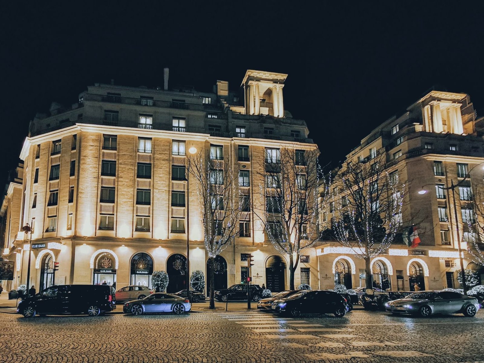 París para Luna de Miel: Itinerario Romántico Completo para Parejas 4 Fachada iluminada del Hotel George V en París de noche