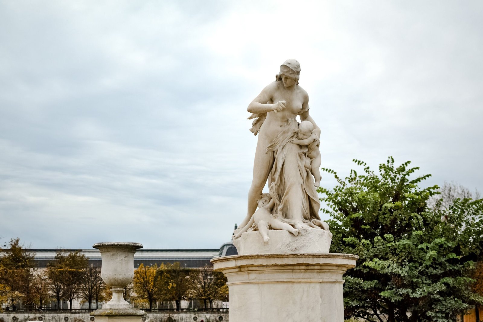 Jardim das Tulherias: O Que Ver e Como Aproveitar 3 Escultura em marmore entre as alamedas do Jardim das Tulherias