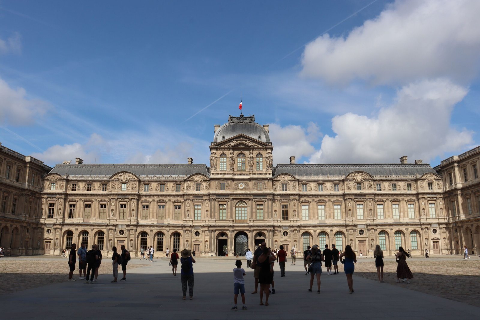 Jardim das Tulherias: O Que Ver e Como Aproveitar 4 Fachada do Louvre vista por quem combina o museu com o Jardim das Tulherias