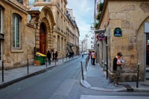 Rua histórica do bairro Le Marais em Paris