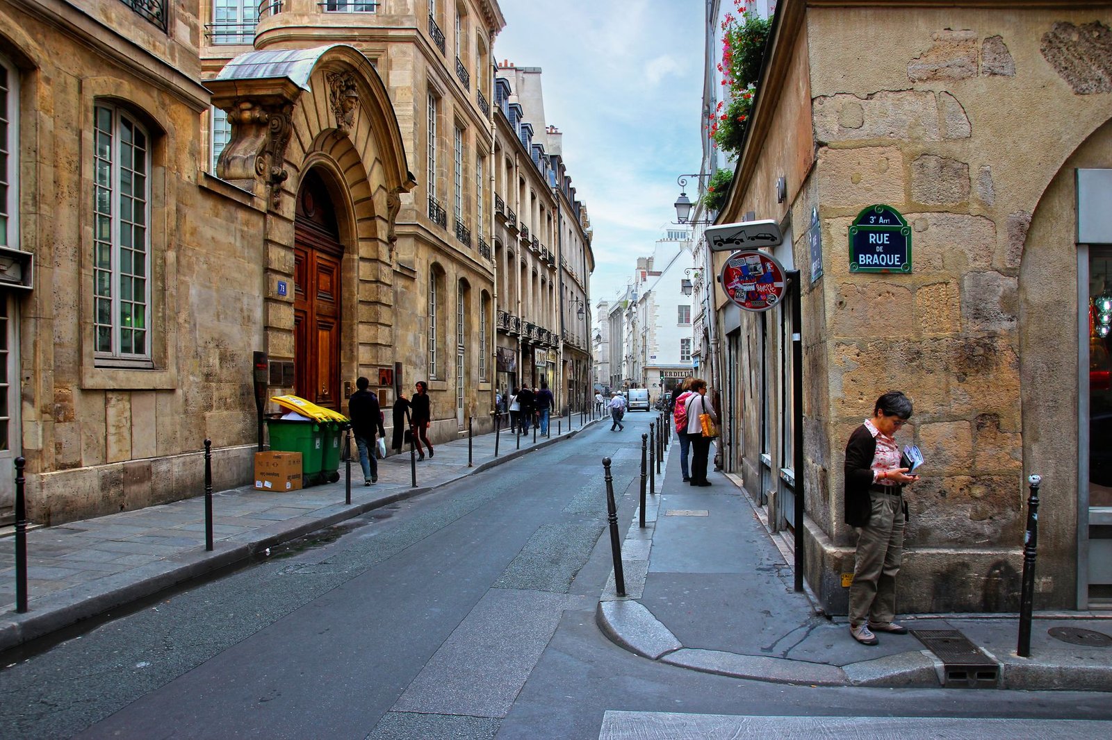 Le Marais LGBTQIA+: o Bairro Gay de Paris 1 Rua histórica do bairro Le Marais em Paris