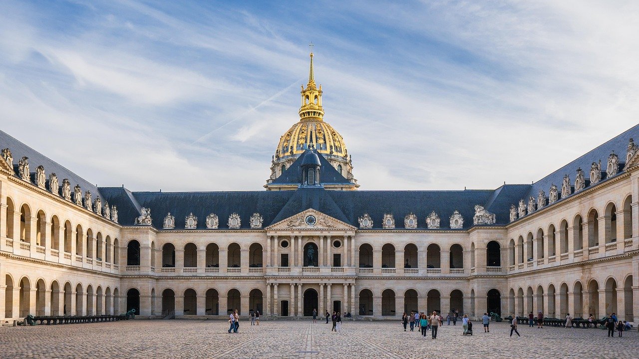 Les Invalides e o Túmulo de Napoleão: Guia Completo de Visita 1 Cúpula dourada dos Invalides em Paris, que abriga o túmulo de Napoleão Bonaparte