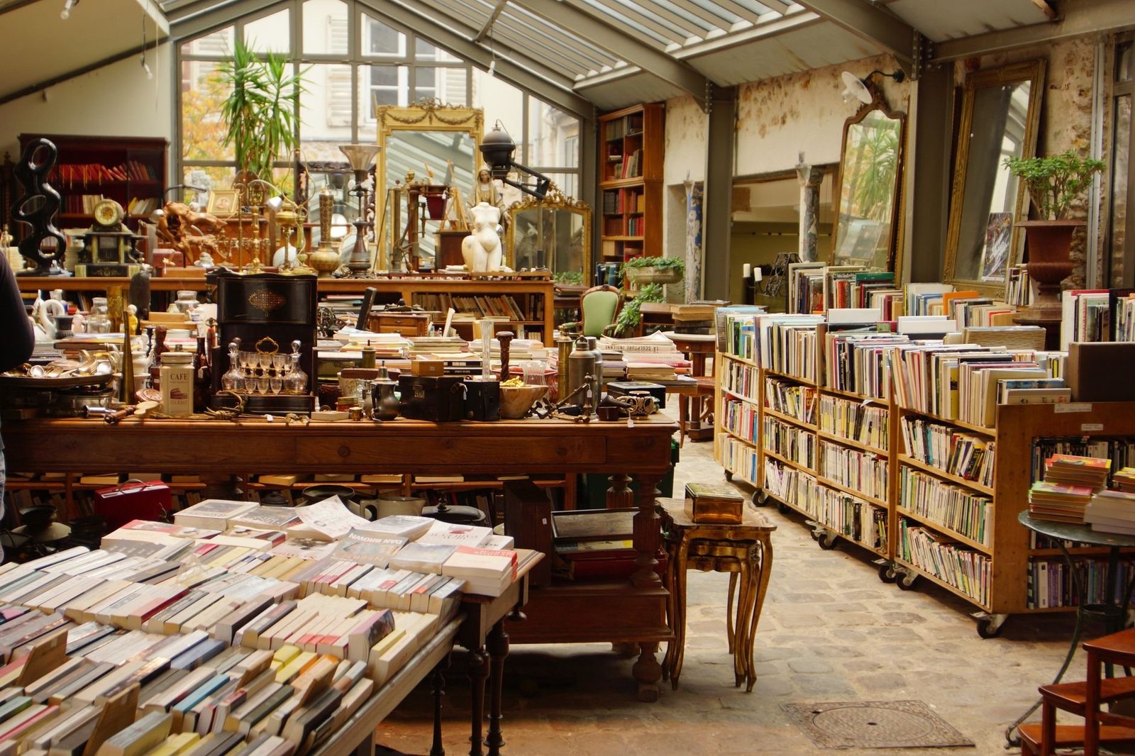 Saint-Germain-des-Prés: Roteiro pelo Bairro Literário de Paris 4 Livraria vintage em Paris repleta de livros e antiguidades