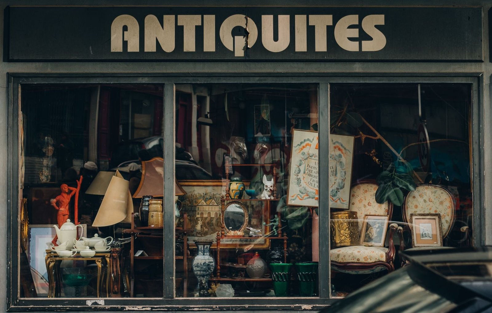 Mercado de Pulgas de Saint-Ouen: o Maior Antiquário do Mundo em Paris 3 Vitrine elegante de loja de antiguidades parisiense com tesouros vintage