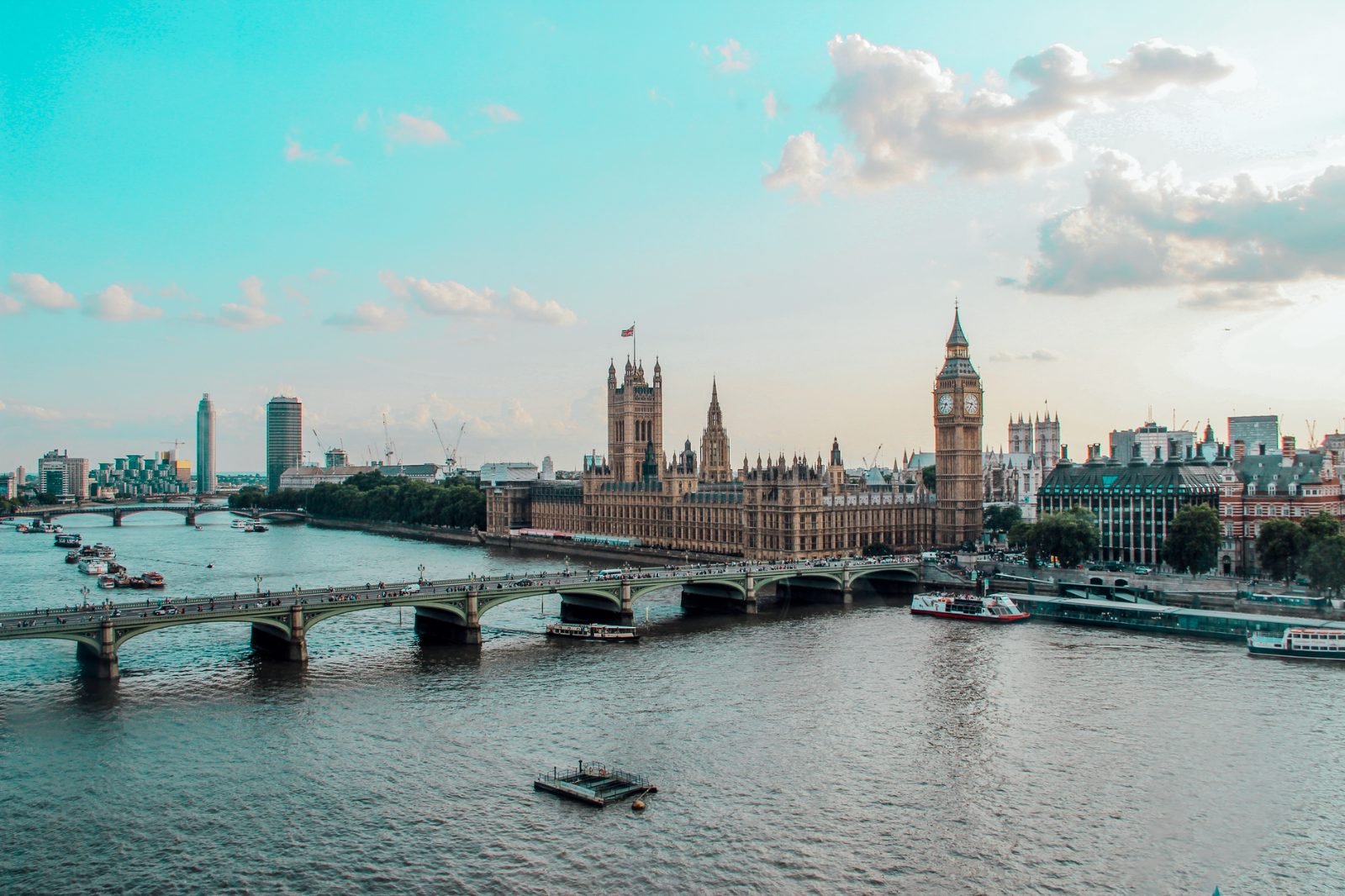 Eurostar Paris-Londres: Guia Completo do Trem para Brasileiros 4 Vista aérea do Palácio de Westminster e Big Ben às margens do Rio Tâmisa em Londres