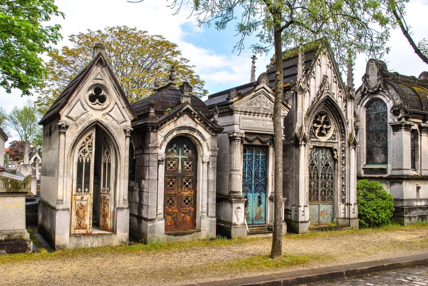 Cemitério de Montmartre: História, Túmulos Famosos e Dicas de Visita 2 Mausoléus ornamentados com arquitetura gótica num cemitério parisiense
