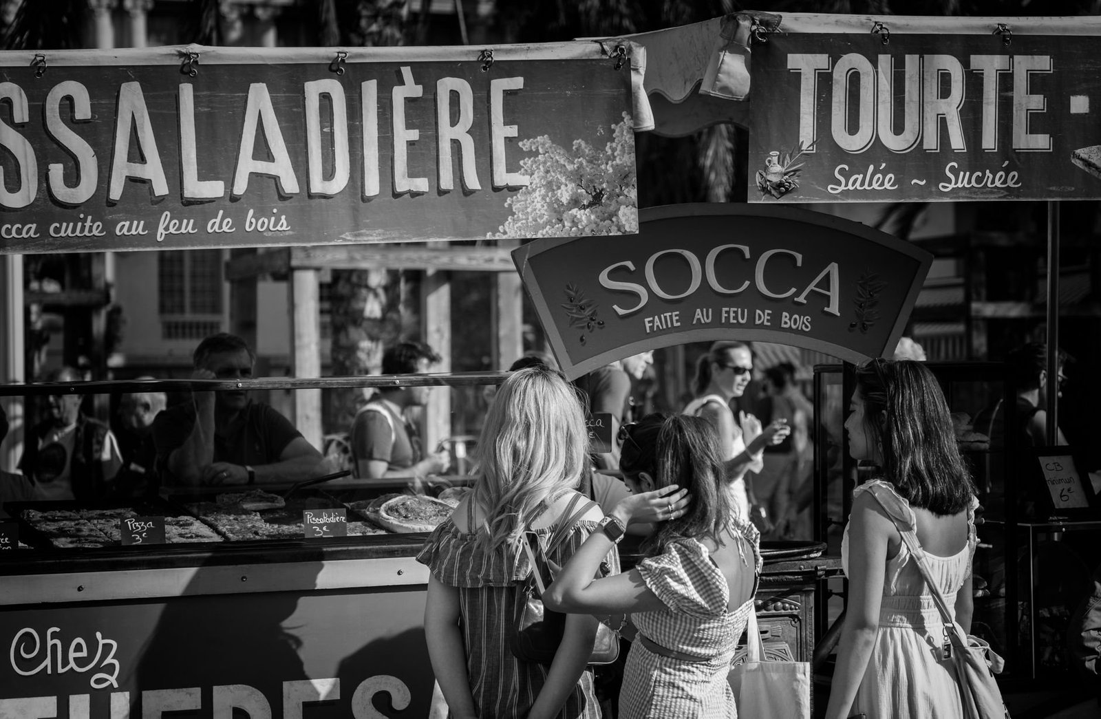 Feiras e Mercados de Rua em Paris: onde ir 4 Mercado de rua na França com barracas de alimentos e visitantes circulando