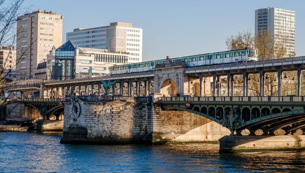 Cómo Llegar a la Torre Eiffel: Metro, Autobús, a Pie y Taxi 21 Metrô de Paris atravessando a Pont de Bir-Hakeim ao pôr do sol