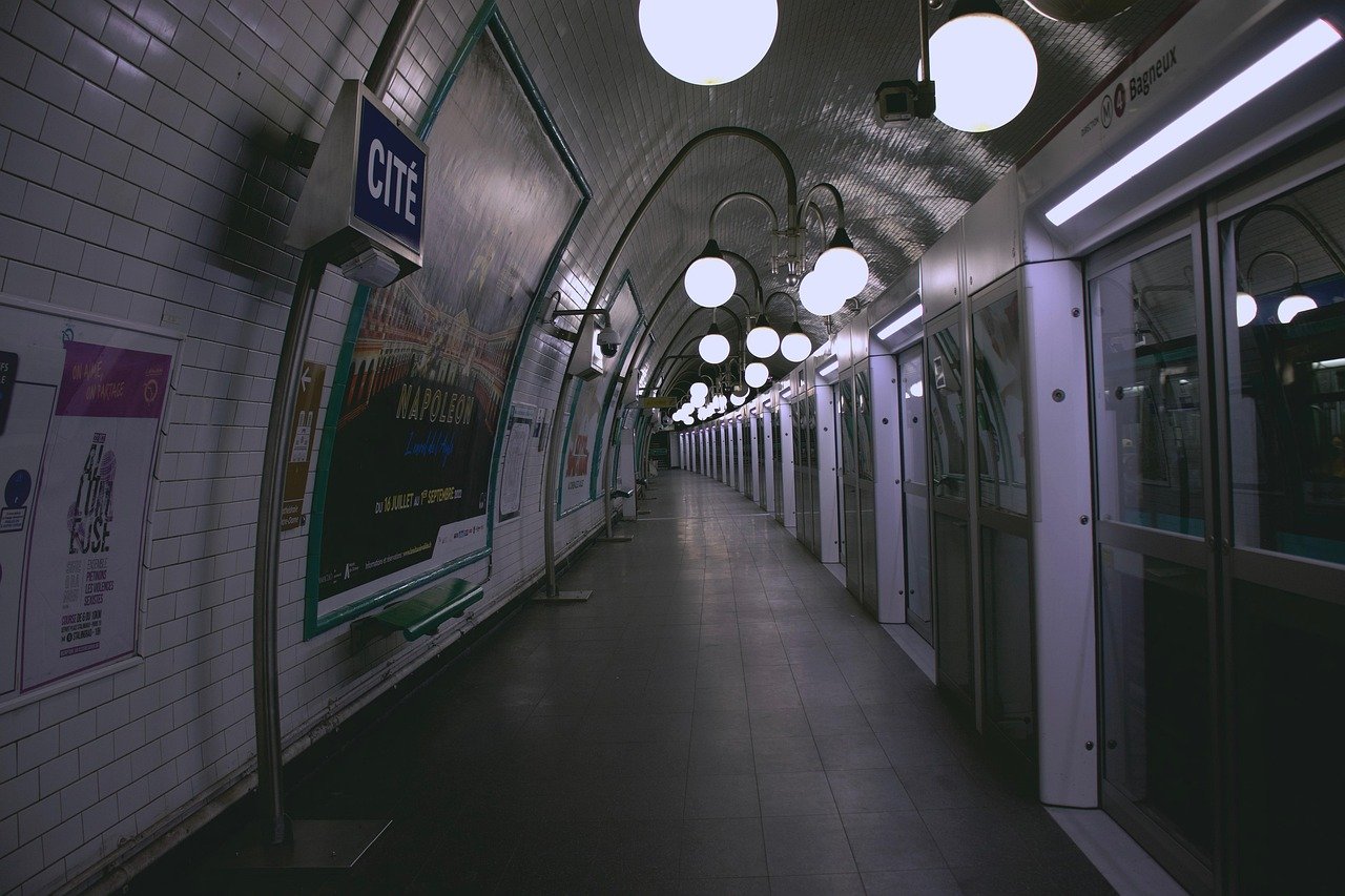 Ópera Garnier: Como Visitar o Palais Garnier por Dentro 2 Estação de metrô em Paris, meio de transporte para chegar à Ópera Garnier
