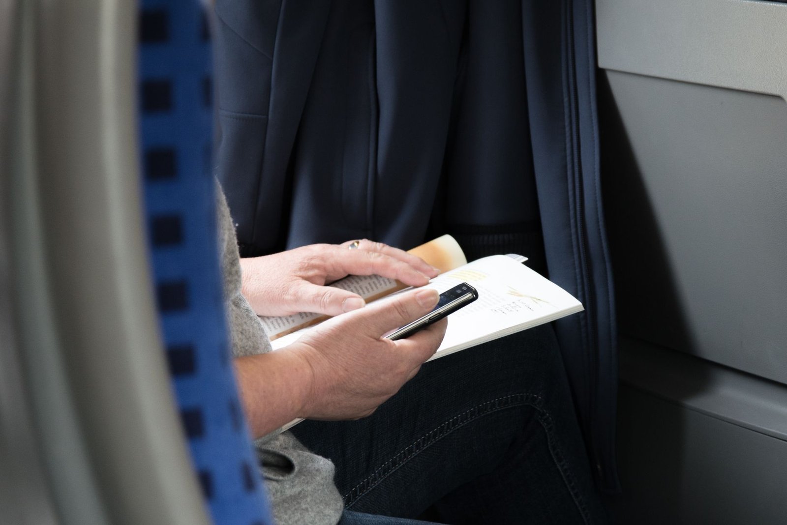 eSIM e Chip de Celular para Paris: Qual Escolher 3 Traveler using smartphone for navigation and connectivity