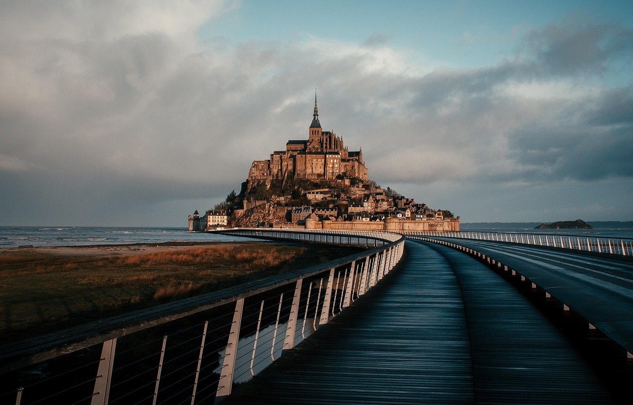 Mont Saint-Michel Saindo de Paris: Como Fazer o Bate-Volta 2 Ruas internas do Mont Saint-Michel
