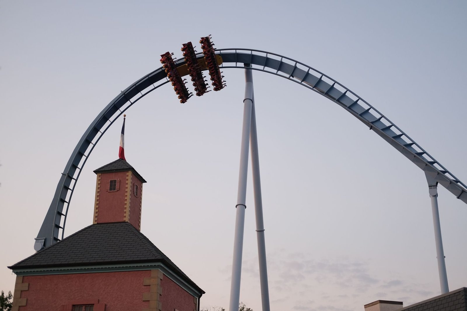 Disneyland Paris ou Parc Astérix: qual escolher? 3 Montanha-russa em parque de diversões com visitantes em alta velocidade