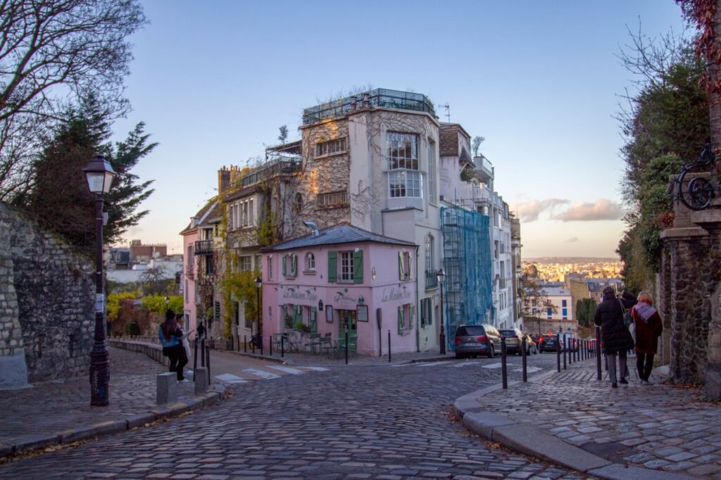 Onde se Hospedar em Paris: Guia por Bairro para Turistas 9 Rua de paralelepípedos em Montmartre, bairro charmoso para se hospedar em Paris