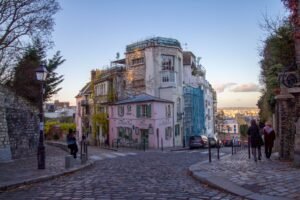 Rua de paralelepípedos em Montmartre, bairro charmoso para se hospedar em Paris