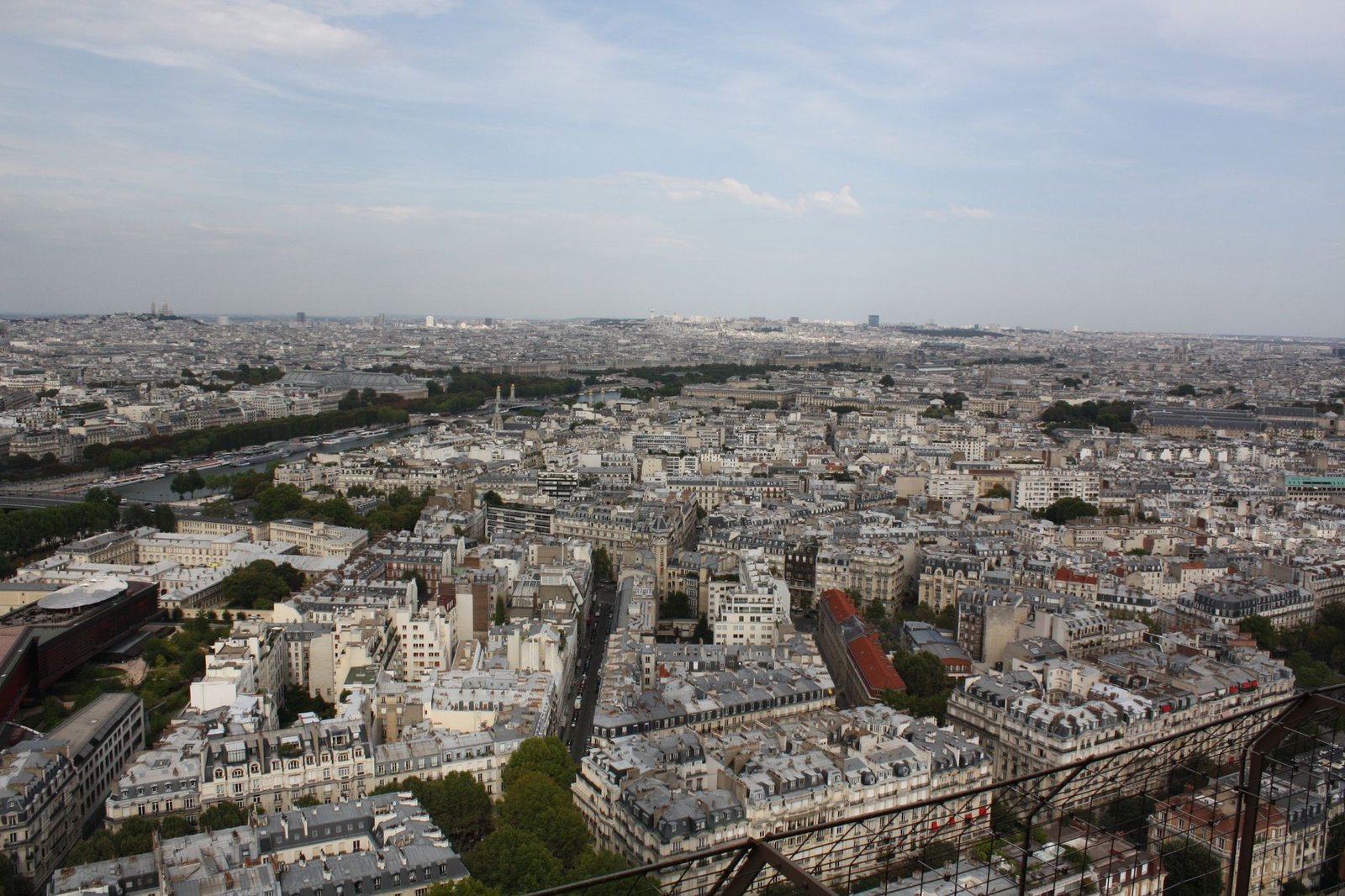 Torre Montparnasse: a Vista de Paris sem Fila da Torre Eiffel 3 Skyline de Paris com edifícios diversos e horizonte distante