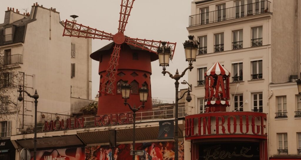 Moulin Rouge: ¿Vale la Pena Ver el Espectáculo de Cabaré? 17 Fachada do Moulin Rouge iluminada à noite em Montmartre, Paris