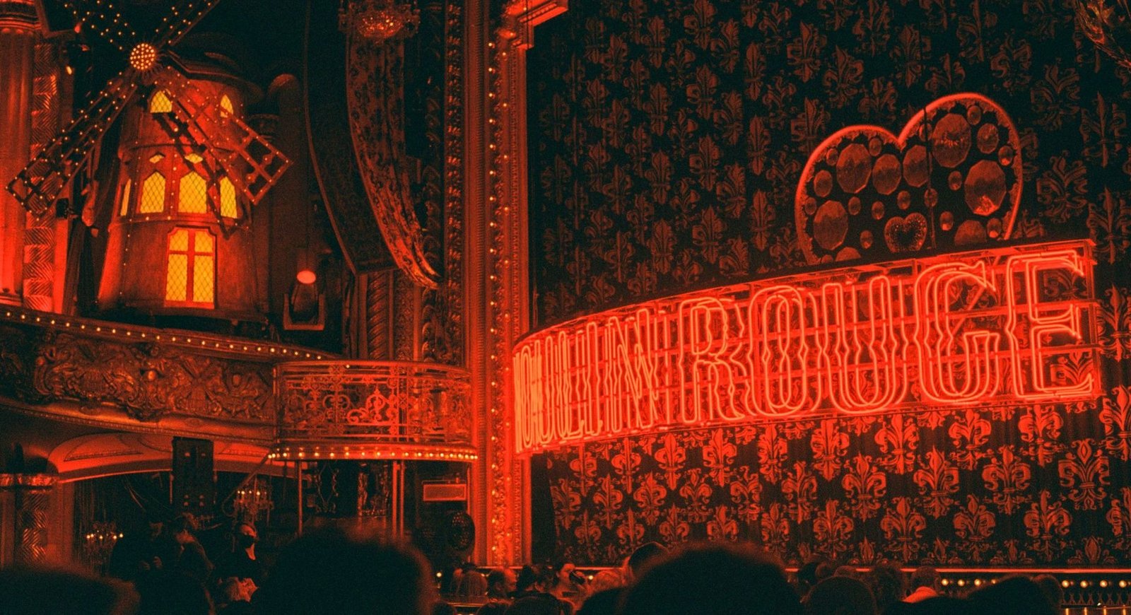 O Rei Leão em Paris 2026: Guia Completo para Ver o Musical no Théâtre Mogador 2 Atmosfera espetacular de teatro parisiense iluminado à noite para grande espetáculo