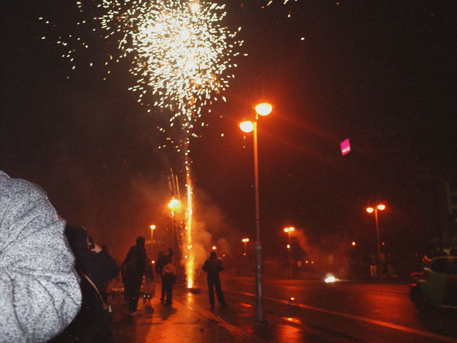 Año Nuevo en los Campos Elíseos: Cómo Funciona la Nochevieja 3 Multitud en la calle viendo fuegos artificiales