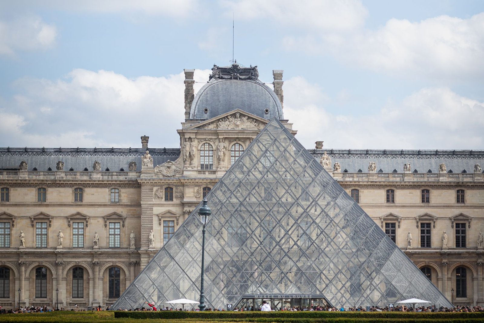 Museu de l'Orangerie: Vale a Pena? Ingressos, O Que Ver e Dicas 1 Vista externa do Museu de l Orangerie ao lado do Jardim das Tulherias em Paris