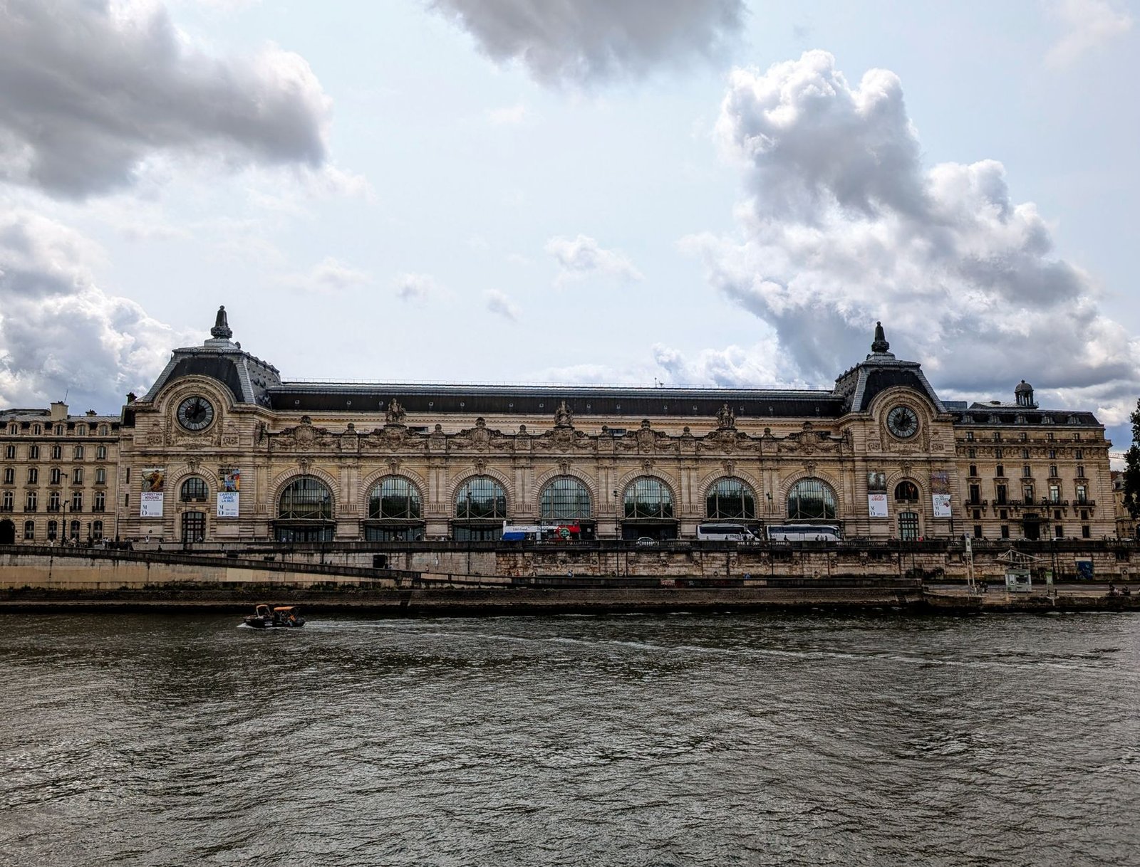 Museu de l'Orangerie: Vale a Pena? Ingressos, O Que Ver e Dicas 4 Fachada de museu em Paris para um roteiro combinado no mesmo dia